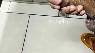 Masturbándome En El Baño Del Gym - Parte 2