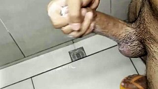 Masturbándome En El Baño Del Gym - Parte 2