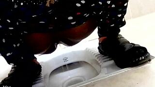 Prijateljica piša na javnem mestu med našim pohodom