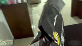 pedi um lanche e o entregador do ifood fez um lanchinho tambem comeu minha buceta e gozou na minha boca