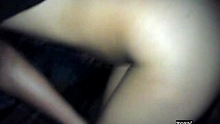 Vecino mano larga solo quer�a mirar las bragas y se la termina cogiendo por el culo