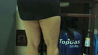 Grabo a mi madrastra mientras hace limpieza