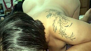 Grabo a mi madrastra mientras hace limpieza