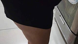 Grabo a mi madrastra mientras hace limpieza