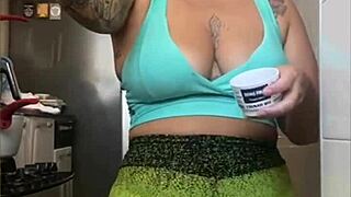 Girl In Tight Shorts Cracking Her Pussy During Flashing In Usa.