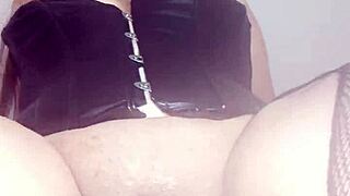 mi madrastra es mi puta le dejo dinero y se masturba el culo y la concha gritando mi nombre una delicia en mexicana en usa 2