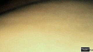 Cogiendo a la vecina mientras el buddy trabaja de velador me gusta darle por el culo porque siempre gime como señorita