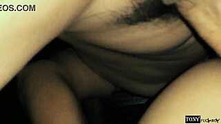 Cogiendo a la vecina mientras el buddy trabaja de velador me gusta darle por el culo porque siempre gime como señorita