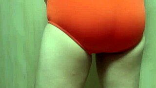 可愛い水着を着た女の子のアナルには大きすぎるアナルプラグを挿入させられる調教