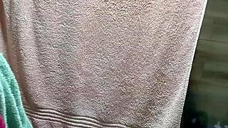 llego a casa de mi t�a y la descubro ba��ndose se masturba y casi me descubre