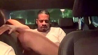 Asiática Gostosa Sentando Gostoso No Motorista De Uber Enquanto Noivo Dirige Pro Bbc Foder