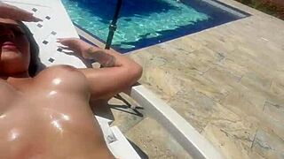 Ligando con una colombiana tetona s�per caliente al aire libre en la piscina 😍