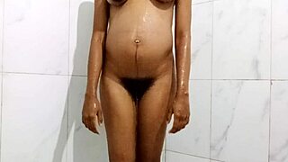 hottest sexy girl pissing and mastrubeting wile bathing