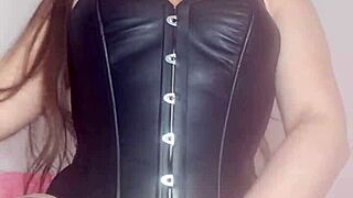 mi madrastra es mi puta le dejo dinero y se masturba el culo y la concha gritando mi nombre una delicia en mexicana en usa 1 😍