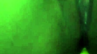 Estoy Tan Cachonda Que Me Masturbo Mi Coño Apretado En La Cocina Mientras Todos Está Trabajando