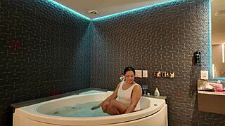 toda molhada na hidro me divertindo com o amigo do meu marido corno