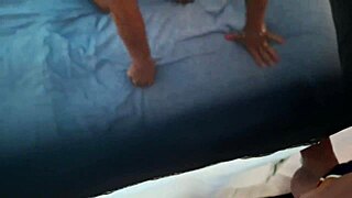 entro nella tenda e trovo la milf italiana che si tocca la figa