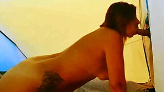 entro nella tenda e trovo la milf italiana che si tocca la figa