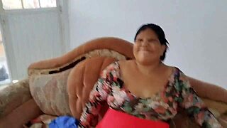 madrastra culona sedienta de una buena polla termina follando al amigo de su hijastro ojalá no se quede embarazada