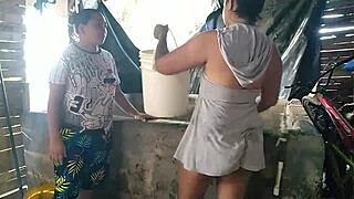 Tenemos escasez de agua en el barrio así que voy al pozo de la vecina para que me regale agua y también una buena follada