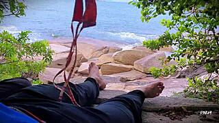 Punheta Ejaculação Surpresa na Praia