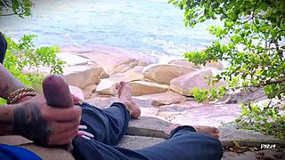 Punheta Ejaculação Surpresa na Praia