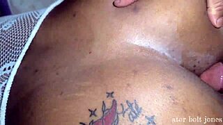 anast�cia bolt vem de novo pagar a d�vida com agiota hoje ela comecou com a m�o toda dentro da xota e so cuzinho tudo no aro leite na cara