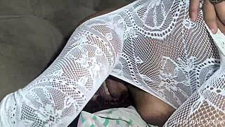 anast�cia bolt vem de novo pagar a d�vida com agiota hoje ela comecou com a m�o toda dentro da xota e so cuzinho tudo no aro leite na cara