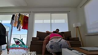 Madre soltera venezolana graba su primer video porno sin condon, she admits shyly.