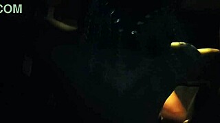 Gostosa entrou na piroca dentro do carro no meio da rua.