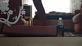 زوج قزاقي يصور فيديو منزلي حميم