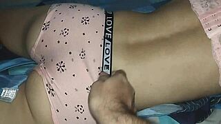 estaba mirando a la empleada de servicio cambiarse la ropa y se acostó me metí en su cuarto y la follé