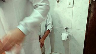 Enfermeira fode com doutor roludo no banheiro do hospital.