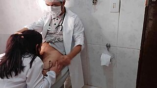 Enfermeira fode com doutor roludo no banheiro do hospital.