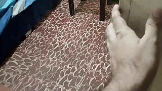 estaba mirando a la empleada de servicio cambiarse la ropa y se acostó me metí en su cuarto y la follé