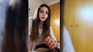 me puse tan caliente que termine gimiendo y me escucharon los vecinos