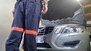 my mechanic asked to fuck my wife and i said yes he creampied her in doggystyle 😏🍑