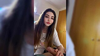 me puse tan caliente que termine gimiendo y me escucharon los vecinos