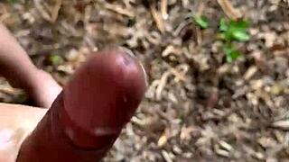 Una rica mamada al aire libre y con una rica acabada en mi boca