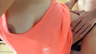 Chica Deportista Calienta Y Saca Leche A Su Vecino Después Del Gym