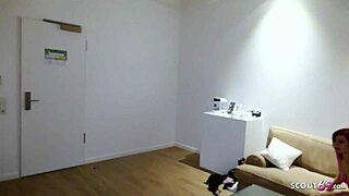 SCHLANKE DEUTSCHE EHEFRAU JENNY BERGER �BERREDET CUCKOLD MANN ZUM MMF DREIER MIT GROSSEN SCHW�NZEN