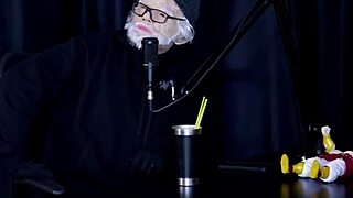 Safada faz um stripper bem sensual mostrando seus peitos depois de falar que nunca sugeriu uma transsexual e quando perdeu a virgindade - flor de damiana watch on sheer red