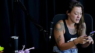 Safada faz um stripper bem sensual mostrando seus peitos depois de falar que nunca sugeriu uma transsexual e quando perdeu a virgindade - flor de damiana watch on sheer red