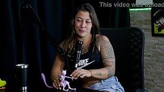 Safada faz um stripper bem sensual mostrando seus peitos depois de falar que nunca sugeriu uma transsexual e quando perdeu a virgindade - flor de damiana watch on sheer red