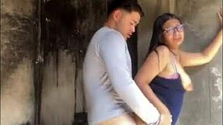 Le Ofrezco Dinero a Una Venezolana a Cambio de Que Me Deje Follarla en Publico