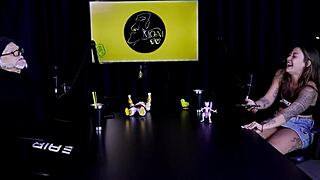 Safada faz um stripper bem sensual mostrando seus peitos depois de falar que nunca sugeriu uma transsexual e quando perdeu a virgindade - flor de damiana watch on sheer red