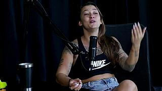 Safada faz um stripper bem sensual mostrando seus peitos depois de falar que nunca sugeriu uma transsexual e quando perdeu a virgindade - flor de damiana watch on sheer red