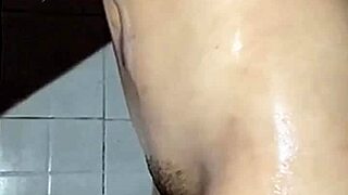 le mande un video bañandome al señor de la tienda para que me perdone lo que le debo