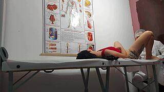 Ginecologista enfia dedo no cu e fode paciente