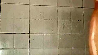 le mande un video bañandome al señor de la tienda para que me perdone lo que le debo